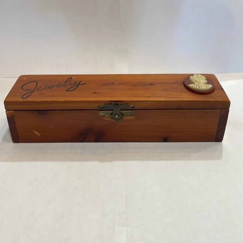 💜VINTAGE CAMEO  Wooden‎ Jewelry Box